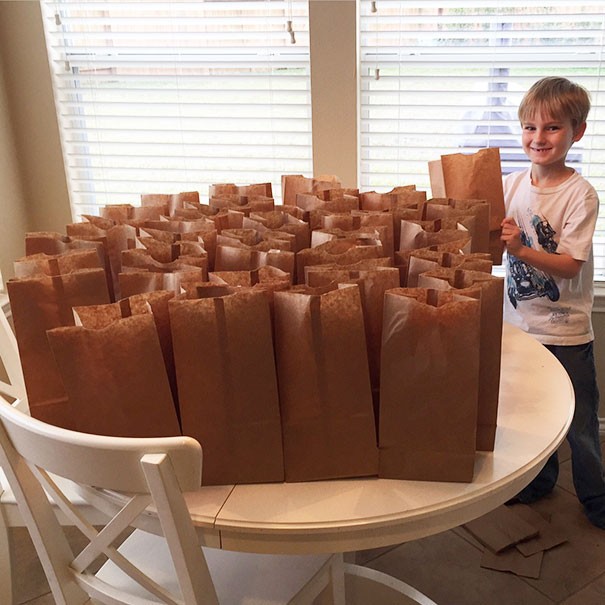 Cette année, mon fils a mis de côté 120$. Quand le moment est venu de décider comment les dépenser, il a préparé le déjeuner pour les sans-abri de notre ville.