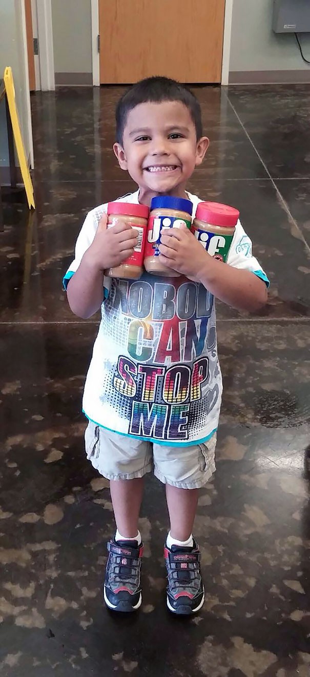 Le petit Carlitos a décidé d'utiliser ses économies pour acheter du beurre de cacahuète pour en faire un don au chenil (un choix curieux, mais c'est le geste qui compte!).