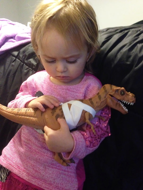 La mia bambina di 2 anni oggi mi ha chiesto di aiutarla a curare le ferite del suo dinosauro.