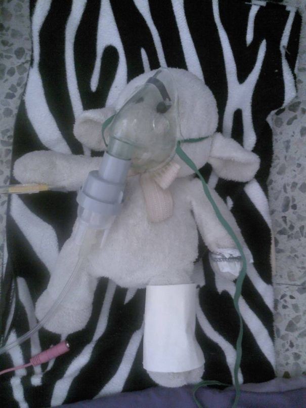 Ma fille de 8 ans s'occupe de sa marionnette, qui apparemment a été victime d'un grave accident