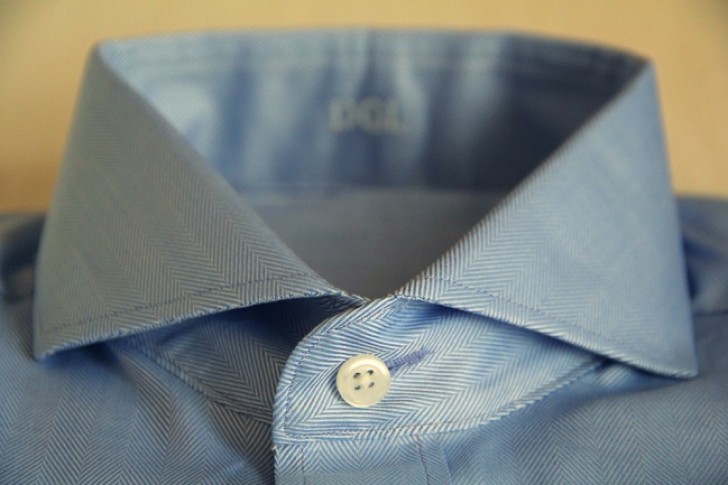 L'asola orizzontale per il primo bottone della camicia.