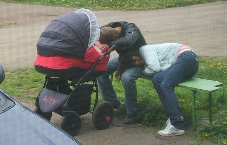 Persino appisolarsi in pubblico perché il bebè dorme solo in carrozzina!
