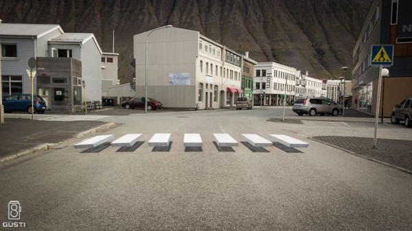Gli esempi islandese e indiano rappresentano il primo vero passaggio dalla street art a una vera e propria messa in atto di questa tecnica nel campo della segnaletica stradale.