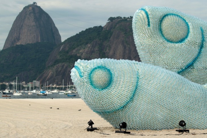 Una scultura realizzata interamente con bottiglie di plastica e installata su una spiaggia di Rio de Janeiro.