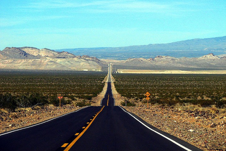 Un tratto della strada che attraversa la Death Valley californiana: potete guidare nel nulla per oltre 200 km!