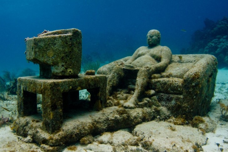 La scultura 'Inerzia' situata nel museo sottomarino MUSA di Cancún (Messico).