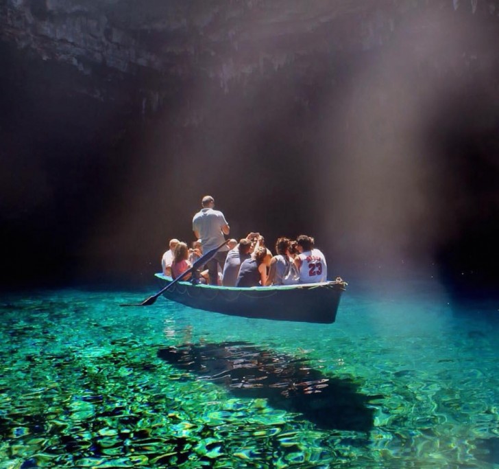 Una foto scattata nelle limpidissime acque della Grotta di Melissani a Cefalonia, Grecia.