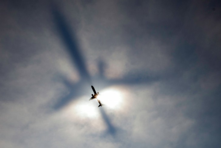 L'ombra di un aereo attraversa lo strato di nubi (Aeroporto Logan di Boston).