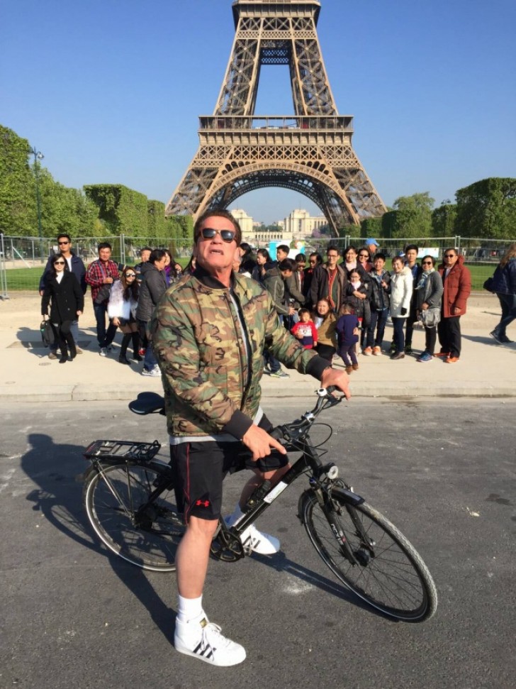1. Arnold Schwarzenegger devant un groupe de Thaïlandais, en pose sous la Tour Eiffel.