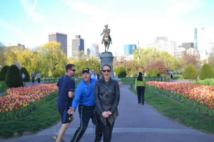4. Kevin Spacey überrascht ein junges Mädchen beim Posen in einem Park in Boston.