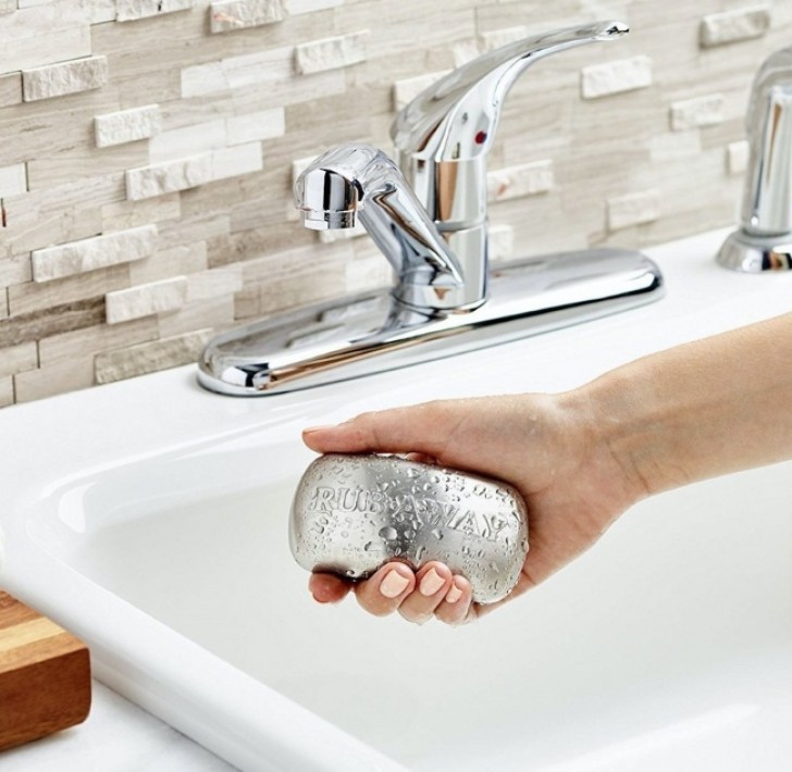 Le savon en acier inoxydable enlève les odeurs les plus persistantes de vos mains.