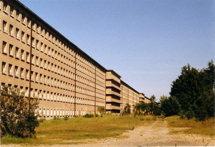 Durante los primeros años de construccion, la mayor parte de las compañias de construccion del Reich fueron ocupadas en este ambicioso proyecto que consistia en 8 edificios identicos.