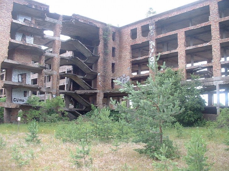 El proyecto inicial incluyó todo tipo de comodidades y atracciones, pero su primer trabajo "verdadero" fue lo que algunos de los residentes de Hamburgo encontraron refugio durante el bombardeo.