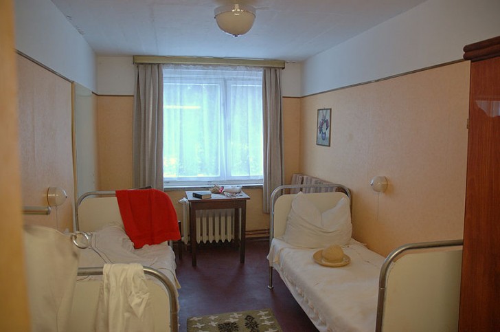 After the end of World War II, part of the complex was used as an outpost for the East Germany Army but after German reunification, these rooms returned to being empty (see below the reconstruction of a room during that time period).
