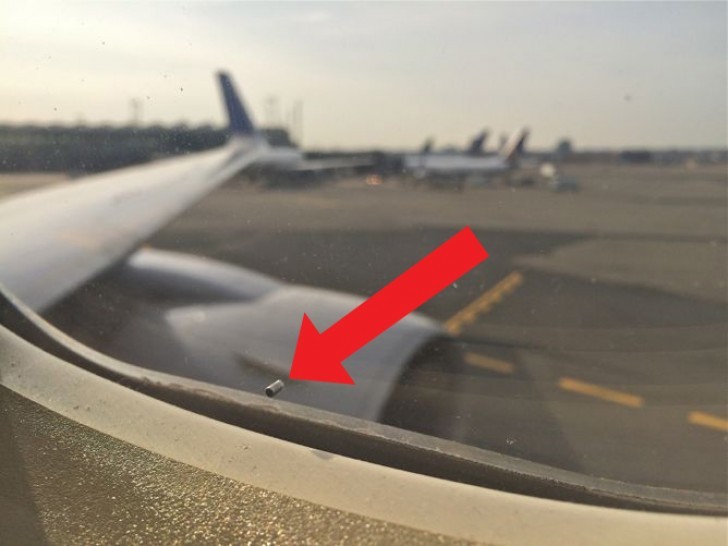 Das kleine Loch im Flugzeugfenster