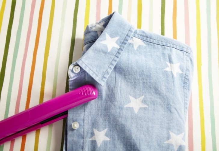 3. Éliminez les plis des vêtements dans les endroits les plus "compliqués" en utilisant la plaque à cheveux.