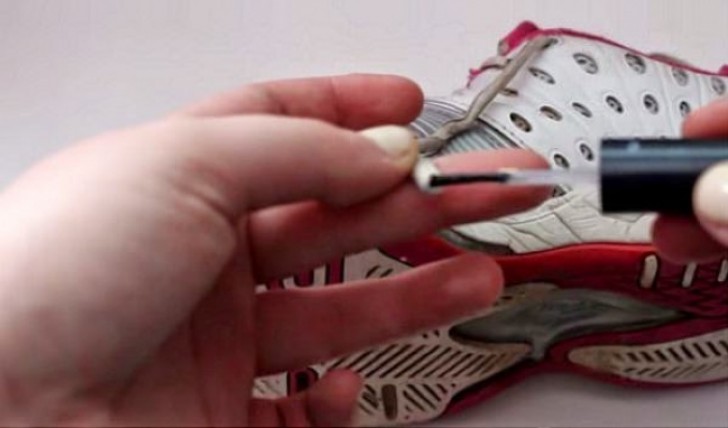 4. Are your shoelaces starting to unravel? Block the thread that is unraveling by applying transparent enamel.