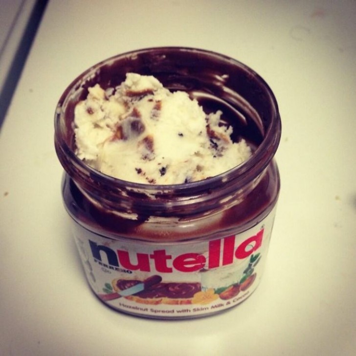 15. Los golosos terminaron el frasco de Nutella poniendo el helado dentro.