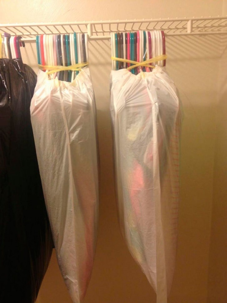 5. Do you have to move? Keep and hang your clothes in garment bags and in this way you can empty a closet in five seconds.