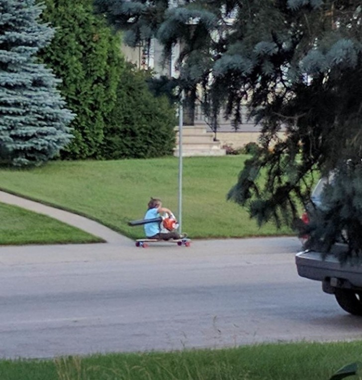 8. Este niño esta usando un soplador a motor para ir mas rapidamente sobre el skateboard.