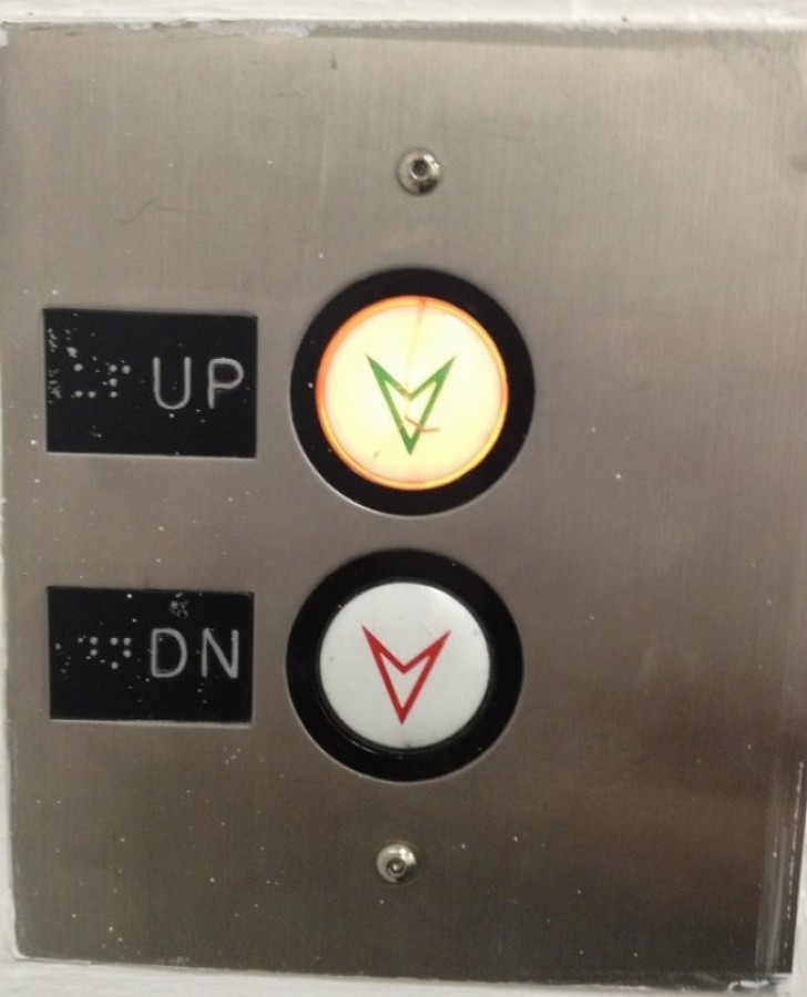 18. Die Richtung des Fahrstuhls findet ihr erst heraus, wenn ihr den Knopf gedrückt habt.