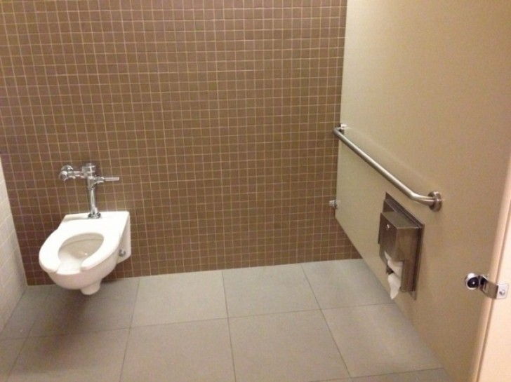 23. El tipo que ha construido este baño para discapacitados debe haber perdido de vista la realidad.
