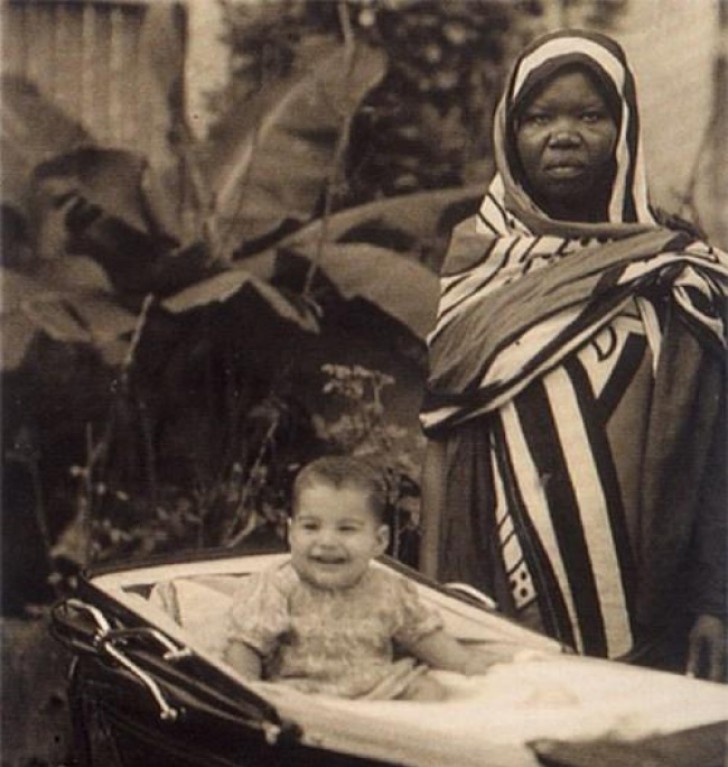 1. Una baby-sitter posa en Zanzibar con el pequeño Farrokh Bulsara. Luego de 25 años todo el mundo lo conocera como Freddie Mercury.