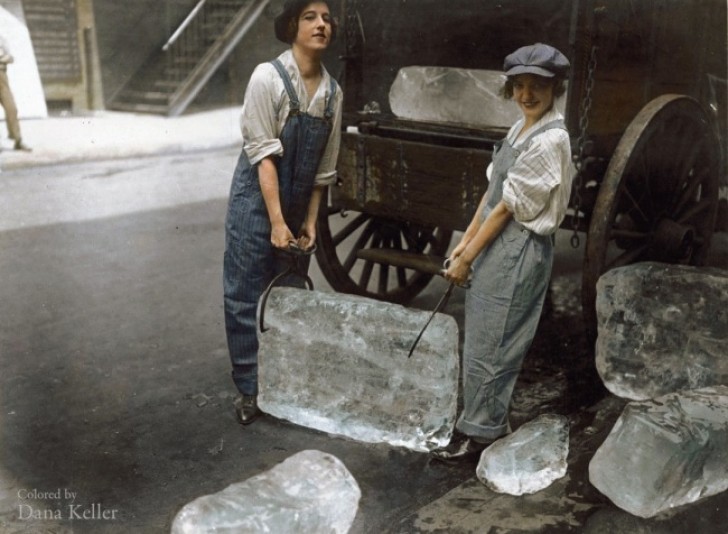 14. Vrouwen dragen ijsblokken in 1918.