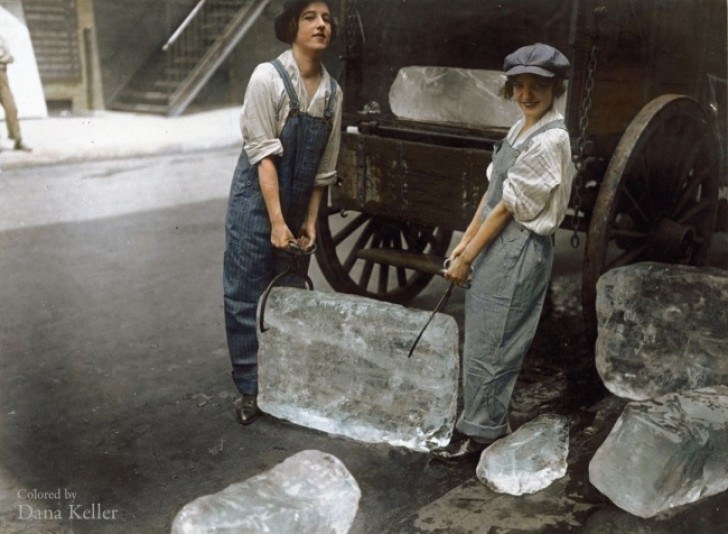 14. Mulheres transportando blocos de gelo em 1918.