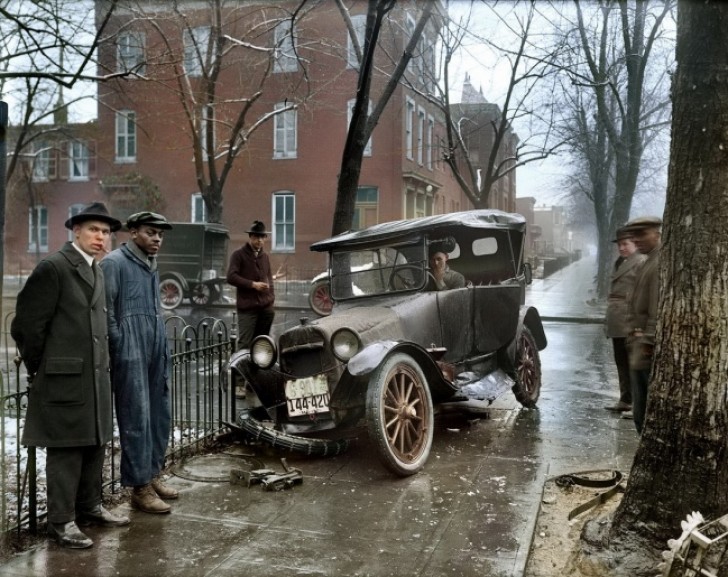 15. Auto-ongeluk in Washington in 1921 (foto naderhand ingekleurd).