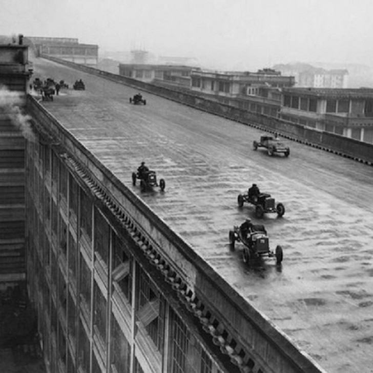 18. Het bedrijf FIAT organiseert een cursus voor arbeiders op het dak van het gebouw.