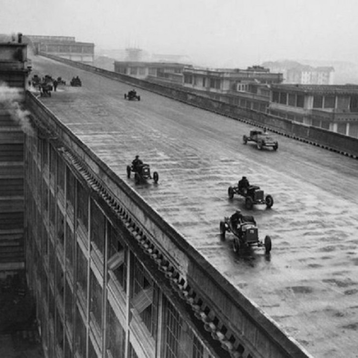 18. La empresa FIAT organiza una carrera para los operadores sobre el techo del edificio.