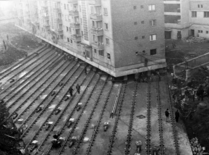 2. Roemenië: om plaats te maken voor een brede straat, wordt een gebouw van 7.500 ton letterlijk verplaatst.