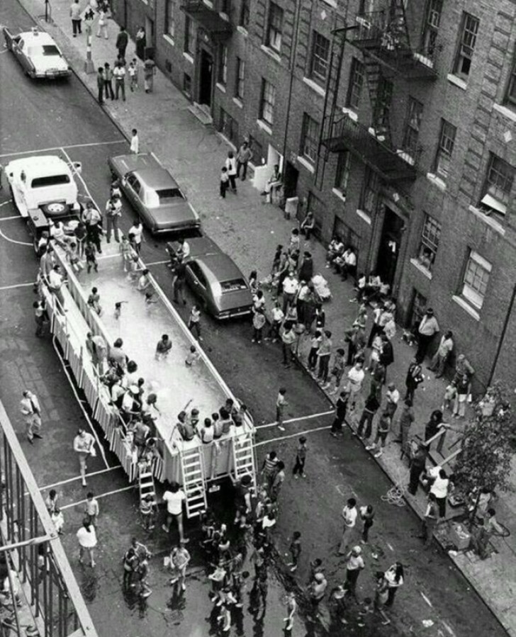 21. Una piscina movil por las calles de New York en 1960.