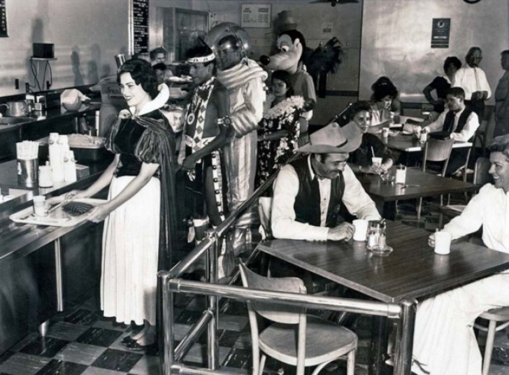 8. 1961: pausa para o almoço na Disneylândia com todos os funcionários.