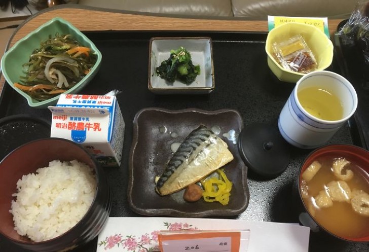 Sgombro alla piastra, spinaci, riso, insalata giapponese, zuppa di miso, cartoncino di latte e tè verde