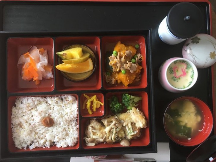 panierter Fisch mit japanischen Pilzen, Reis, Schweinesteak mit Kürbis, Karottensalat, Miso Suppe und japanische Sauce