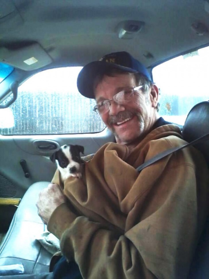 20. "Mio zio ha perso il cane pochi giorni fa, dopo 14 anni insieme. Eccolo qui con il suo nuovo cucciolo: e credeva di stare andando al supermercato!"