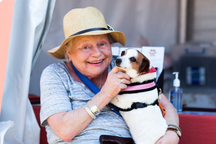8. Quest'anziana signora ha appena adottato questa cucciola durante un evento organizzato dal canile.