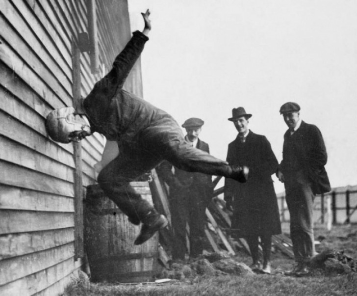1912: test van een rugbyhelm