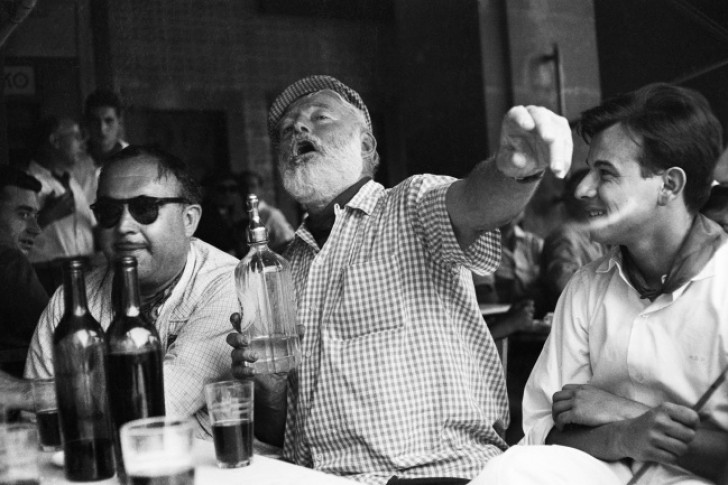 Ernest Hemingway aan de bar die om een drankje vraagt