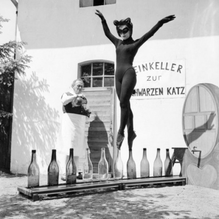 1958: de 17-jarige Bianca Passarge danst op flessen in een kattenkostuum