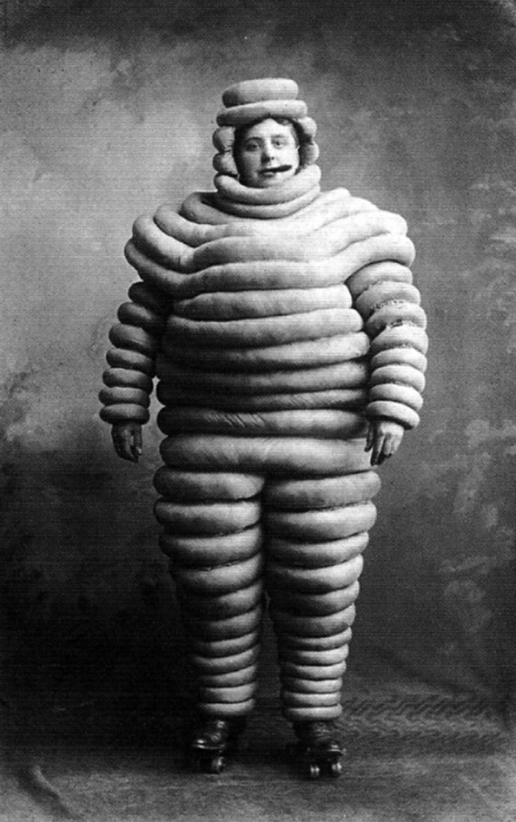1910: le célèbre bonhomme Michelin à ses débuts