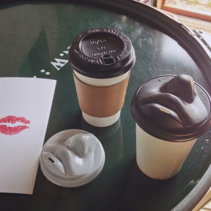 Il bicchiere del caffè che ti dà un bacio quando lo utilizzi.