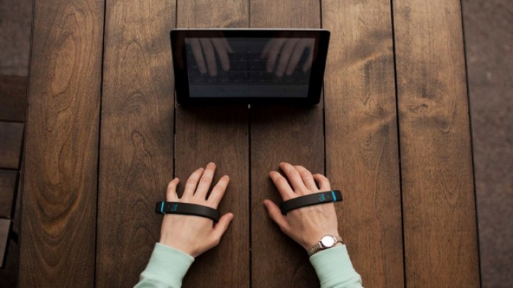 Osynligt tangentbord för PC: det heter Air Type och fungerar genom att sätta på sig två "armband" på händerna.