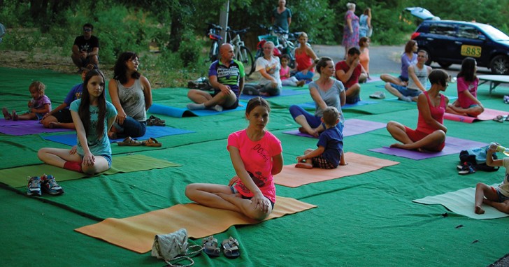 Den bästa "träningen" för att hjälpa till med hållningen? Självfallet Yoga! Denna praktik innehåller de flesta riktlinjer vi berört hittills: andning, stärkandet och anpassning av hållningen!
