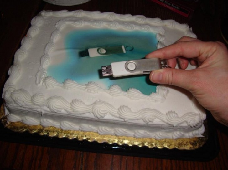 Denna kille ville ha en tårta med en bild på, därför gav han detta USB med bilden i till konditorn...