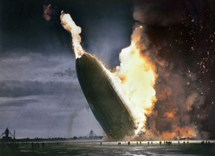 Die Hindenburg während ihrer Explosion.