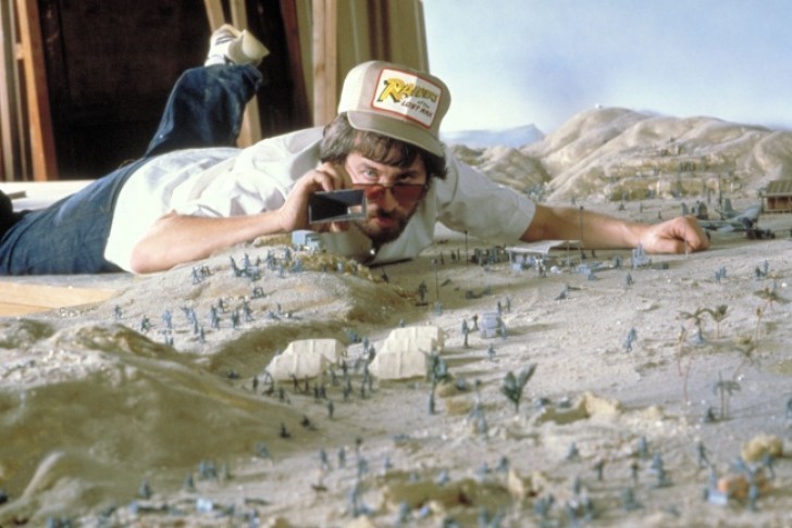 1980: Steven Spielberg betrachtet das Miniaturset des ersten Indiana Jones Films