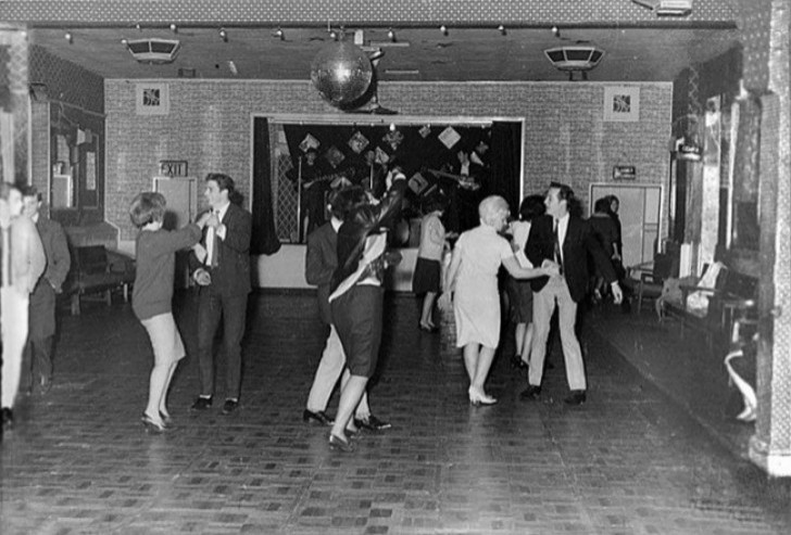 Met zijn allen op de dansvloer in een club in Aldershot om te dansen op de muziek van... de Beatles (voordat ze beroemd werden natuurlijk).